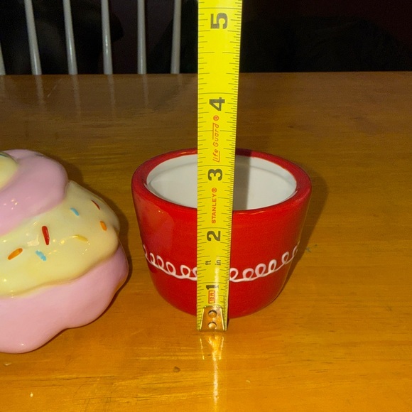 Cupcake with heart covered cup. - Picture 6 of 9